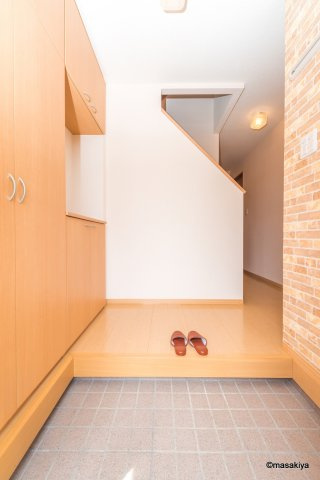 プリマヴェーラ尾張部の玄関|写真はC棟（隣）のものです。間取りは同じです。
