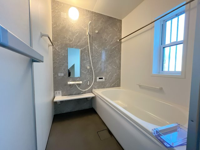 鴻巣市南1丁目　築浅中古物件の浴室|ゆったり寛げる1坪タイプのシステムバス。足を伸ばしてゆっくりとくつろげます。お子様と一緒に入ってもゆとりがありますね♪便利な浴室乾燥機付き！