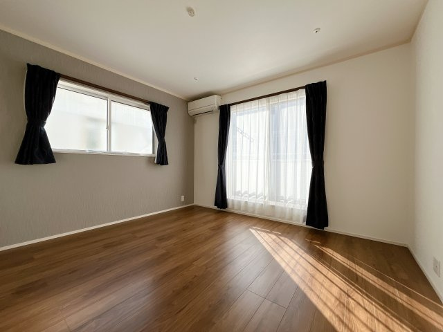 鴻巣市南1丁目　築浅中古物件の洋室|ウォークインクローゼット付の寝室