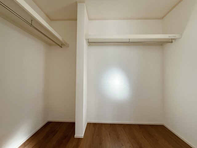 鴻巣市南1丁目　築浅中古物件の収納|お洋服を大切にされる方に大変喜ばれる、ウォークインクローゼット。お洋服以外にも掃除機やスーツケースなどを一箇所に集約できるのは魅力ですね！扉が一箇所ですので、お部屋の見た目にもスッキリ！