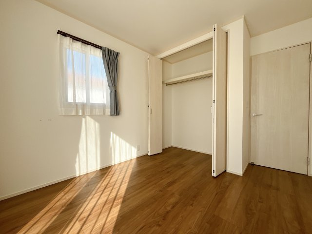 鴻巣市南1丁目　築浅中古物件の洋室|２階居室は全室収納あり！たっぷりある収納活用でお部屋もキレイを保てます♪