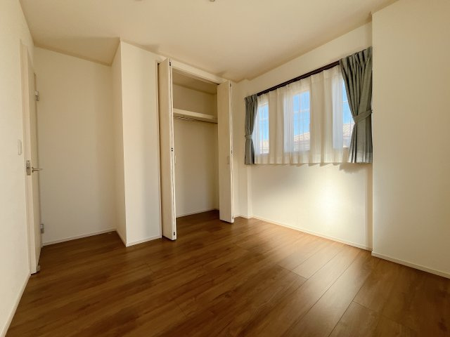 鴻巣市南1丁目　築浅中古物件の洋室|２階居室は全室収納あり！たっぷりある収納活用でお部屋もキレイを保てます♪