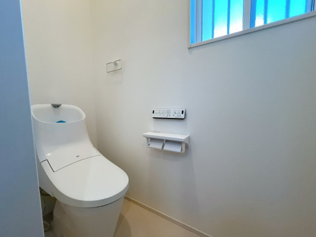 鴻巣市南1丁目　築浅中古物件のトイレ