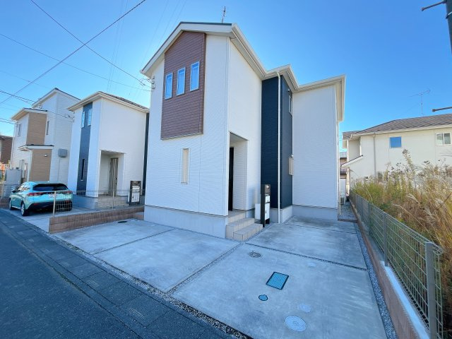 鴻巣市南1丁目　築浅中古物件の前面道路含む現地写真