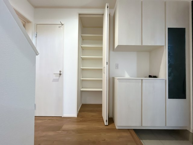 鴻巣市南1丁目　築浅中古物件の収納|玄関ホールに可動棚付収納完備！