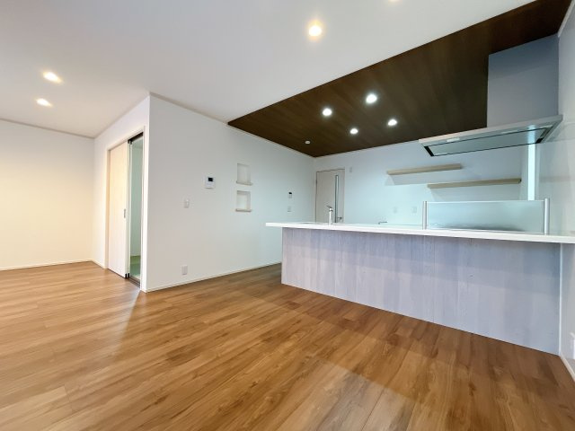 鴻巣市南1丁目　築浅中古物件の居間・リビング|広々リビング×対面キッチンで家族の会話も弾みます♪家族団らんの秘訣は間取りにあり★夢のマイホームを一緒に叶えましょう！