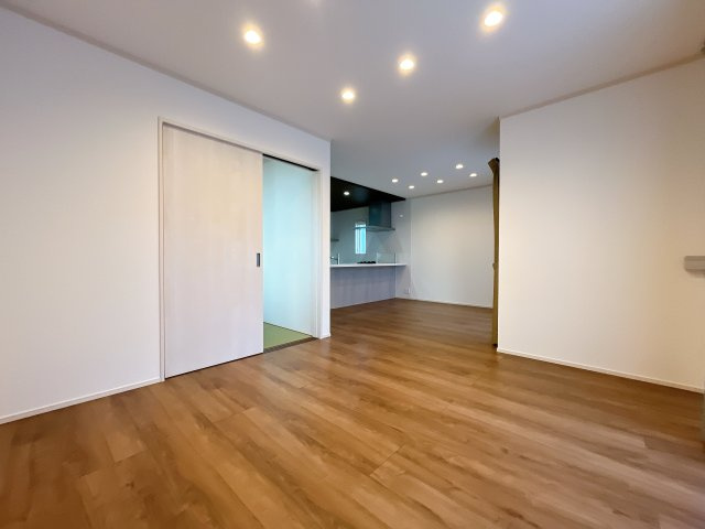 鴻巣市南1丁目　築浅中古物件の洋室|人気の対面式キッチンで会話も弾みます！お食事の準備をしながらでもご家族とのコミュニケーションを楽しめますね♪友人とのホームパーティーも可能です★