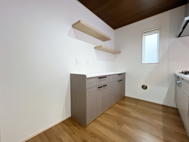 鴻巣市南1丁目　築浅中古物件のキッチン|カップボードに収納カンター