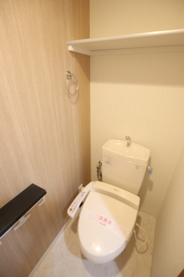 木目調クロスが優しい雰囲気のトイレです♪