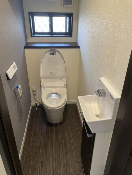 秦野市曽屋　中古戸建のトイレ|ゆったりとした空間のトイレです