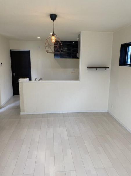 秦野市曽屋　中古戸建の居間・リビング|こちらのリビングで趣味の時間をお楽しみください