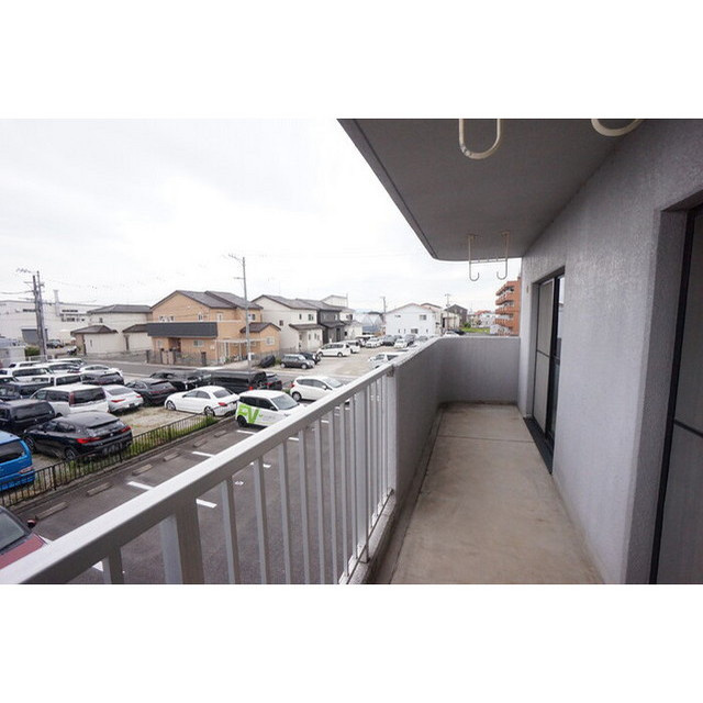 羽島郡岐南町徳田５丁目のアパートのバルコニー