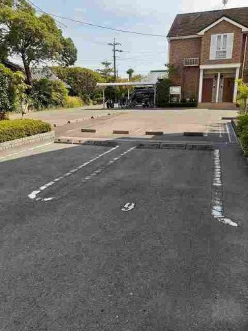 アルハンブラ一番館の駐車場