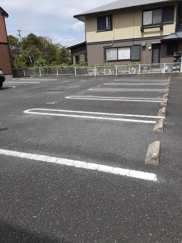 サンモールＡの駐車場