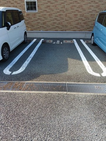 カロスアンセ弐番館の駐車場