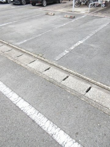 アルモニーの駐車場