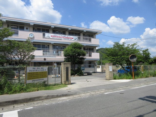 クリスタルメゾンとくなが　Ｂの周辺|吉野小学校まで260m