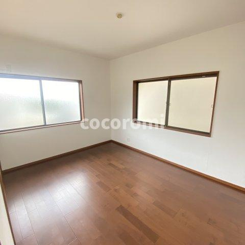 津田元町3丁目戸建の居間・リビング