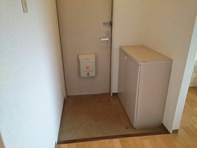 【玄関】 | ハイツブリバレージ | 収納もある玄関です