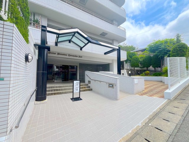 ライオンズマンション寺塚第3のエントランス