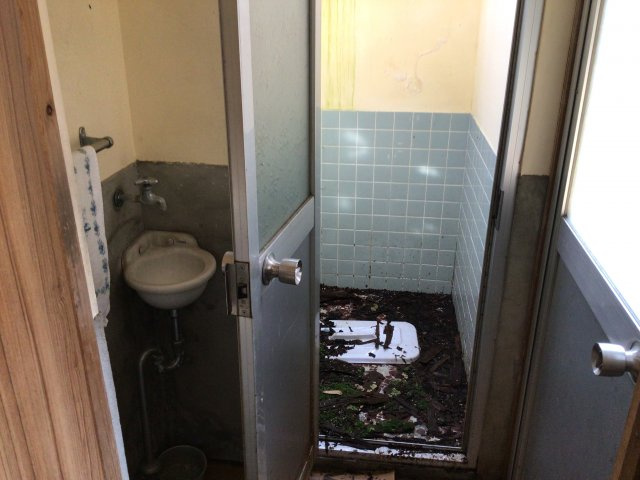 畑内古民家のトイレ|落ち着いた色調のトイレです