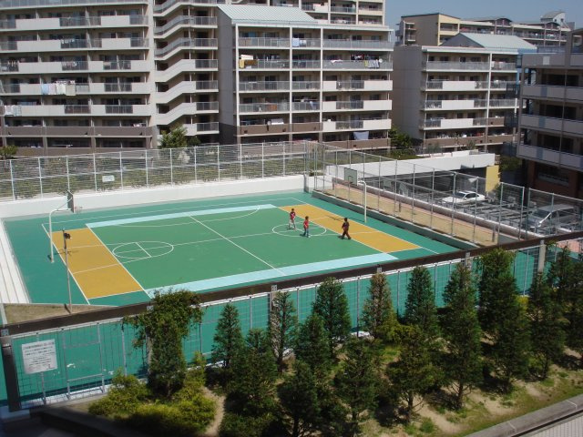 西宮マリナパークシティ海のまち5番館のその他共用部分|敷地内にバスケットゴールがあります。無料で利用できます。