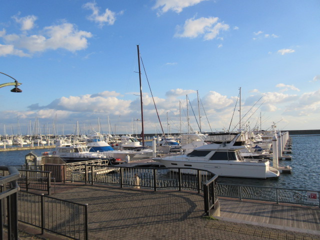 西宮マリナパークシティ海のまち5番館の周辺|散歩コースにはヨットハーバーがありリゾート感があります。