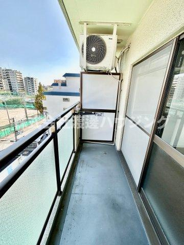 KM江坂のバルコニー