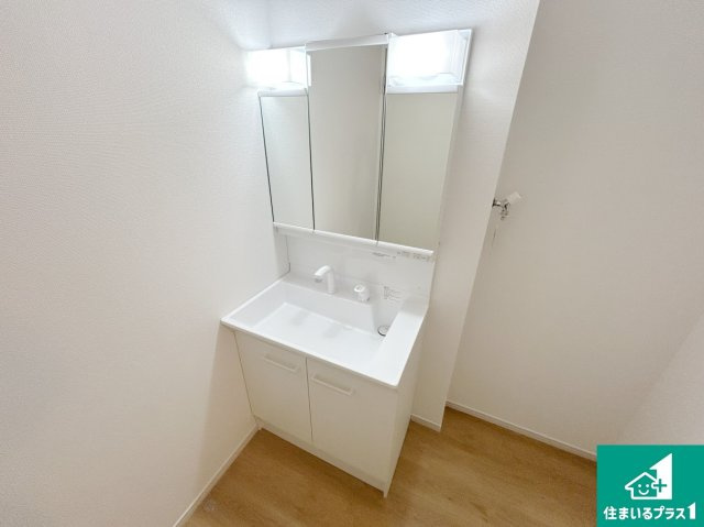 京都市山科区御陵荒巻町　第1期　新築一戸建ての独立洗面台|清潔感のある洗面台です。フラットな鏡は掃除がしやすく毎日清潔！鏡裏には収納があるのでスッキリとした洗面台が保てます。
