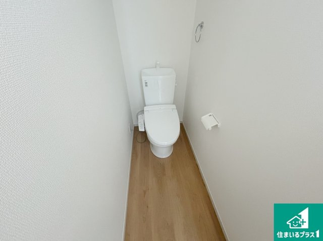 京都市山科区御陵荒巻町　第1期　新築一戸建てのトイレ|1・2階の2ヶ所にあるので、朝の忙しい時間の順番待ちもなく、深夜の利用にも大変便利です。