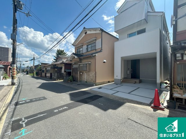 京都市山科区御陵荒巻町　第1期　新築一戸建ての前面道路含む現地写真|周辺は閑静な住宅街！前面道路広々で車の出し入れも便利です。駐車が苦手な方でも安心して車庫入れできます！