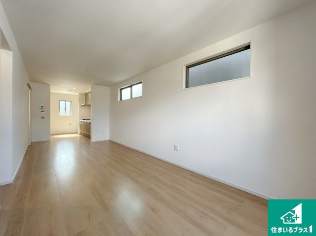 京都市山科区御陵荒巻町　第1期　新築一戸建ての居間・リビング|シンプルなリビングは、観葉植物等のインテリアを楽しめますね！パパ好みにも、ママ好みにも家具次第で雰囲気を変えることができます！