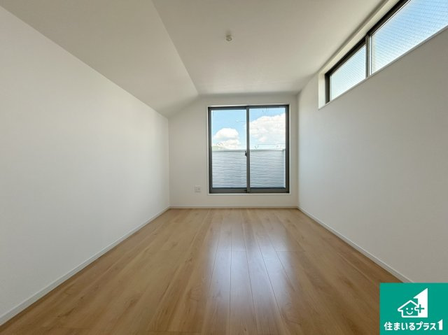 京都市山科区御陵荒巻町　第1期　新築一戸建ての洋室|シンプルな洋室は、自分好みのインテリアが楽しめます♪ご家族とインテリアや家具を選びに行くのは新築購入時の醍醐味の一つです。ぜひお楽しみください♪