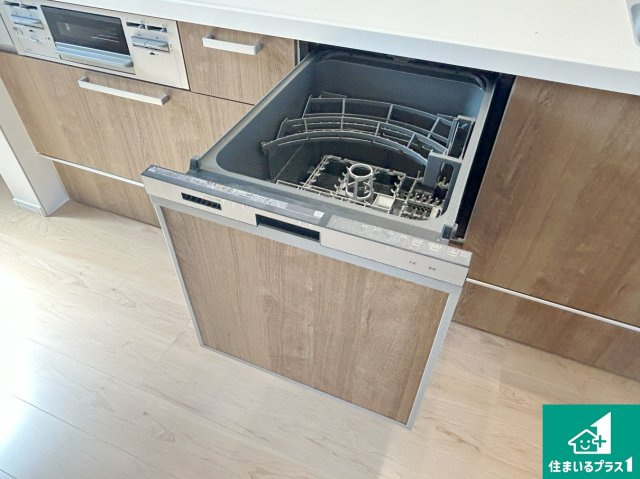 京都市山科区御陵荒巻町　第1期　新築一戸建ての設備|食事後の一仕事、食器洗いをボタン一つでお任せできちゃいます！場所を取らないビルトイン式なので、お料理スペースもしっかり確保！
