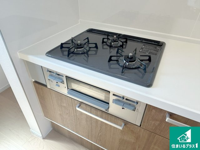 京都市山科区御陵荒巻町　第1期　新築一戸建ての設備|ダブル高火力Ｓｉセンサー付きコンロ！３口あるので、まとめて料理をする時も大活躍！
