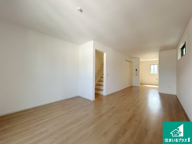 京都市山科区御陵荒巻町　第1期　新築一戸建ての居間・リビング|日当たり良好の明るいリビングで朝の目覚めもスッキリできそう！対面キッチンでご家族のコミュニケーションも自然と増える設計！小さなお子様が遊ぶスペースを作っても広々とくつろげるLDK！