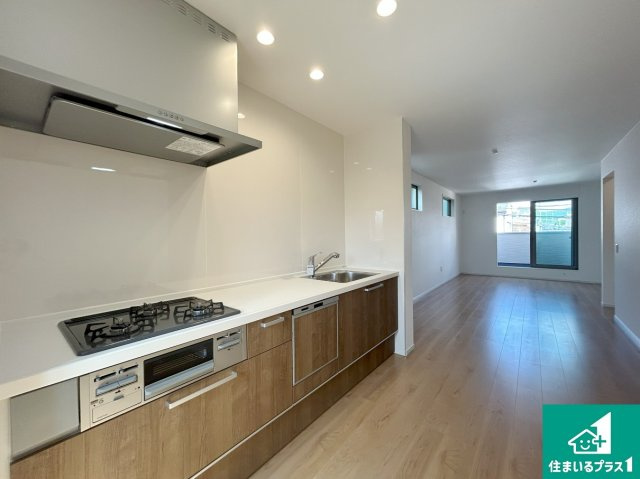 京都市山科区御陵荒巻町　第1期　新築一戸建てのキッチン|リビングと統一感があり、使い勝手のいいキッチン。広々としているので、二人並んで作業が出来ちゃいます。お子様と一緒に色々なお料理に挑戦できるスペースがあります。