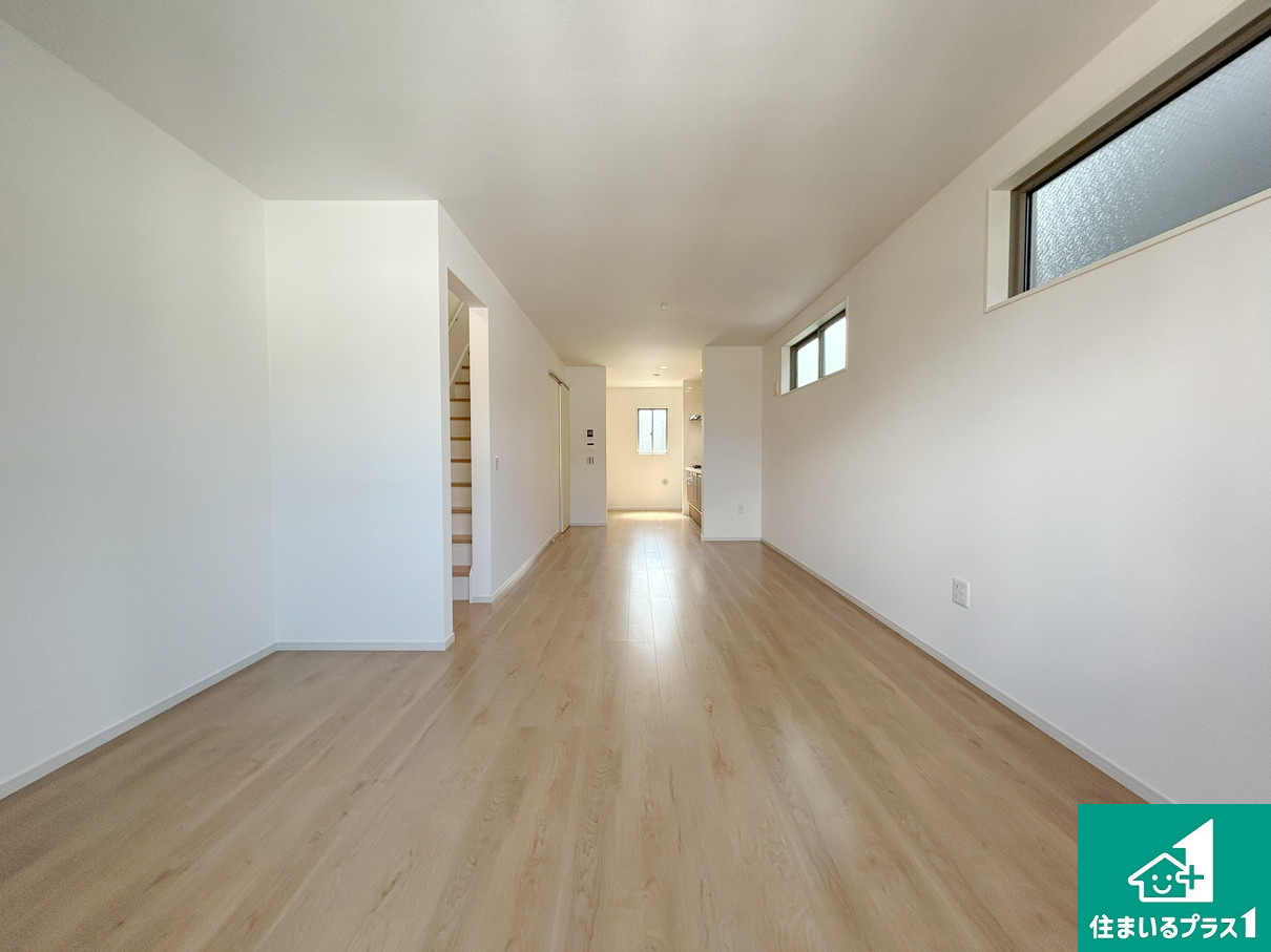 京都市山科区御陵荒巻町　第1期　新築一戸建ての居間・リビング|シンプルなリビングは、観葉植物等のインテリアを楽しめますね！パパ好みにも、ママ好みにも家具次第で雰囲気を変えることができます！
