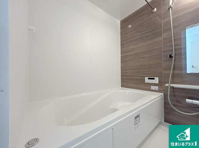 京都市山科区御陵荒巻町　第1期　新築一戸建ての浴室|足をゆったり伸ばして寛げる浴槽です。窓が設けられていますので差し込む光が明るく穏やかな雰囲気にしてくれます♪浴室乾燥機も設置しているので、雨の日の洗濯物も安心です♪
