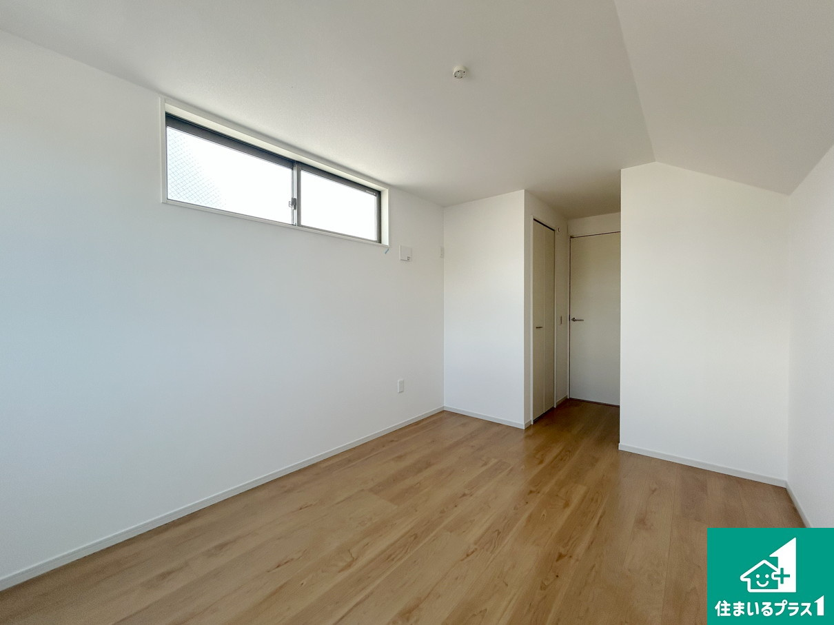 京都市山科区御陵荒巻町　第1期　新築一戸建ての洋室|寝室は心地よい眠りについてもらいたくて、シンプルかつ開放的な空間な設計にしています！大きな窓から差し込む日が心地いいです♪