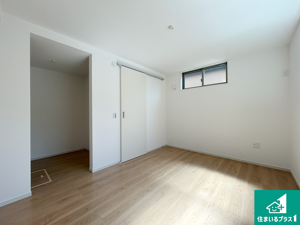 京都市山科区御陵荒巻町　第1期　新築一戸建ての洋室|収納スペースが充実しているので子供の成長に合わせてたくさん収納ができます！家族構成に合わせた様々な活用ができる収納！