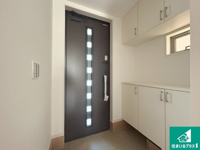 京都市山科区御陵荒巻町　第1期　新築一戸建ての玄関|シューズボックスにはたくさんの靴が収納できるので玄関周りはいつもスッキリ！ご家族が増えても安心！