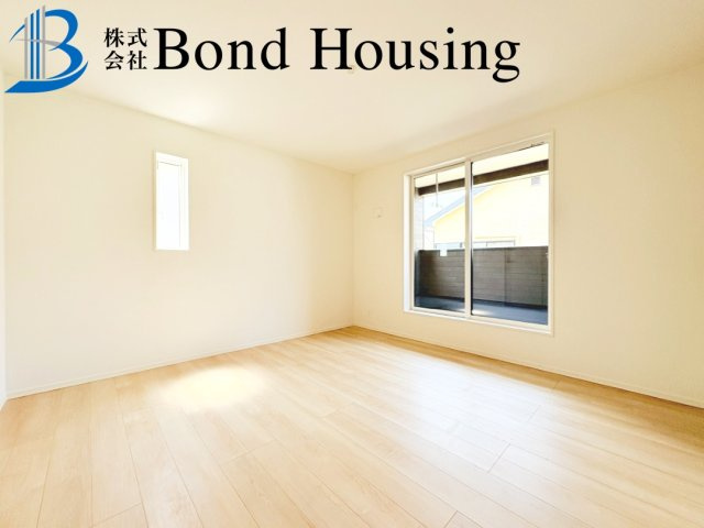 広々と南向きバルコニー　西区玉津町高津橋　2号棟　新築戸建の洋室