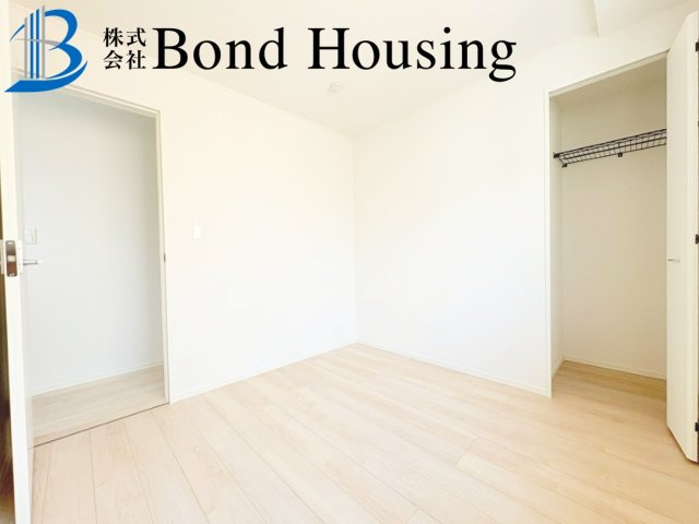 広々と南向きバルコニー　西区玉津町高津橋　2号棟　新築戸建の洋室