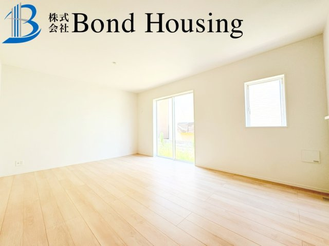 広々と南向きバルコニー　西区玉津町高津橋　2号棟　新築戸建の居間・リビング