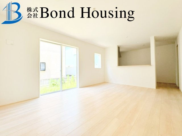 広々と南向きバルコニー　西区玉津町高津橋　2号棟　新築戸建の居間・リビング