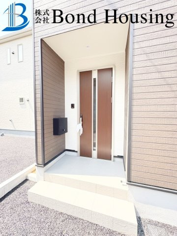 広々と南向きバルコニー　西区玉津町高津橋　2号棟　新築戸建の玄関