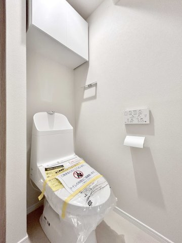 尾久橋スカイハイツのトイレ|ホワイトベースで清潔感のあるトイレスペースを演出♪吊戸棚付きでトイレ周りもスッキリお使いいただけます！