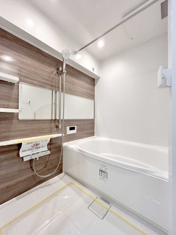 尾久橋スカイハイツの浴室|浴室のカビ防止も同時にしてくれる便利な浴室乾燥機付き♪天気を気にせず洗濯を干せて大活躍！