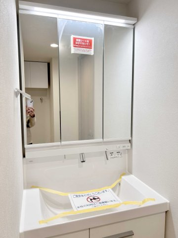 尾久橋スカイハイツの独立洗面台|ゆったりとした洗面室に収納豊富な大きな鏡の洗面化粧台♪